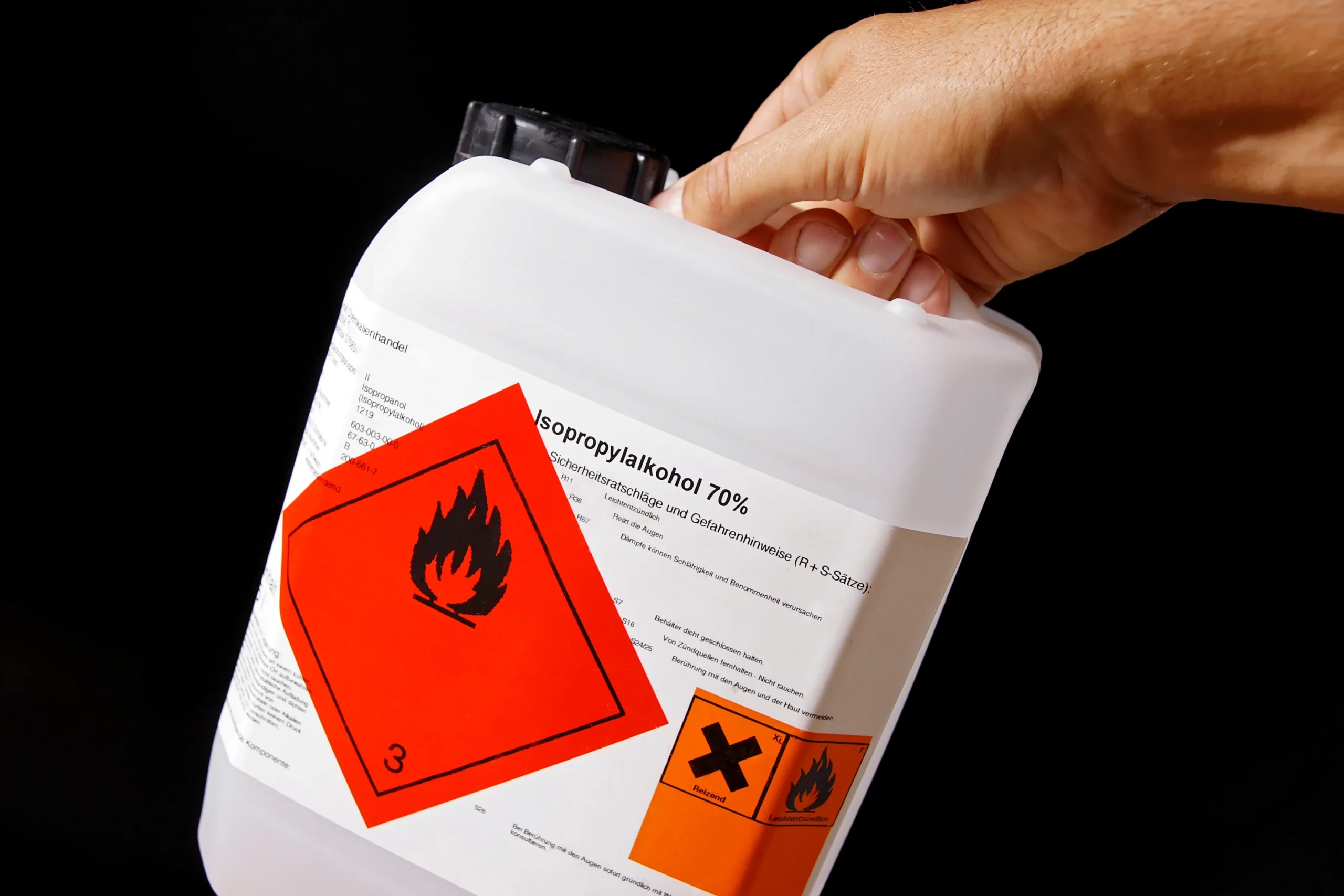 Isopropanol gegen Schimmel – gut oder schlecht? Ein Mann hält einen Behälter mit Isopropanol gegen Schimmel in der Hand