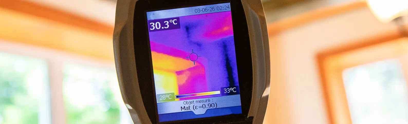 Ein Wärmebildkamera ist auf die Wand einer Wohnung ausgerichtet und zeigt verschiedene Wäregrade an