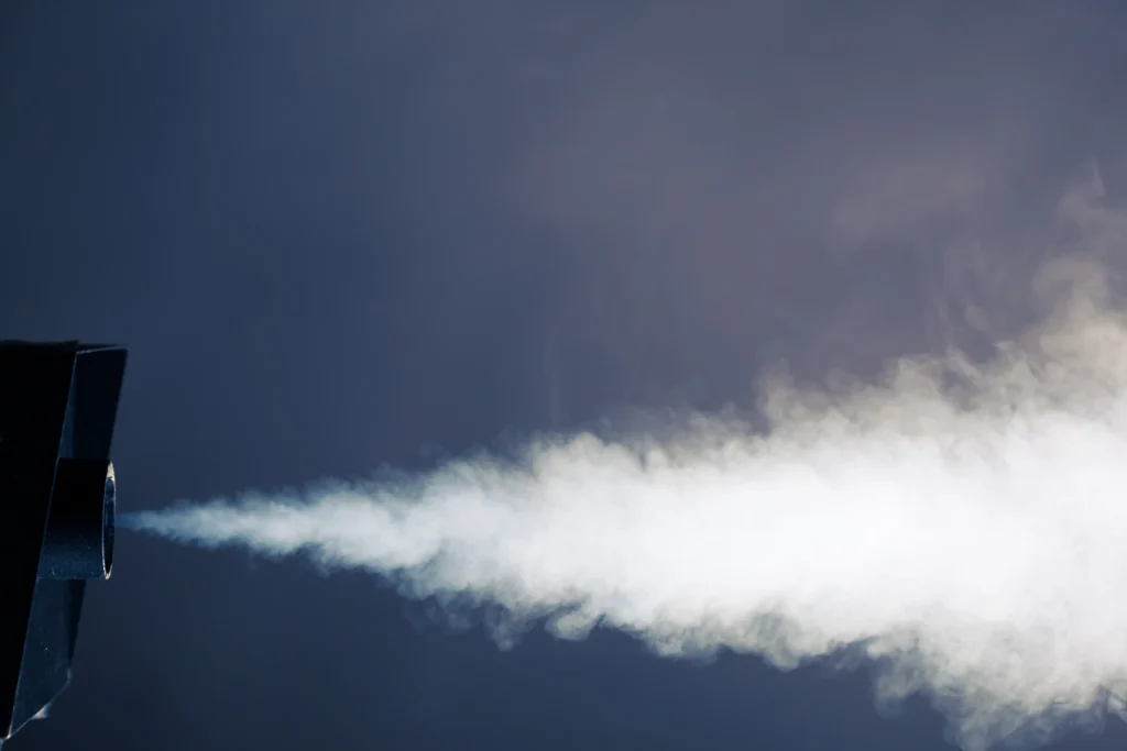 Nebel, der von einem Verneblungsgerät vernebelt wird.