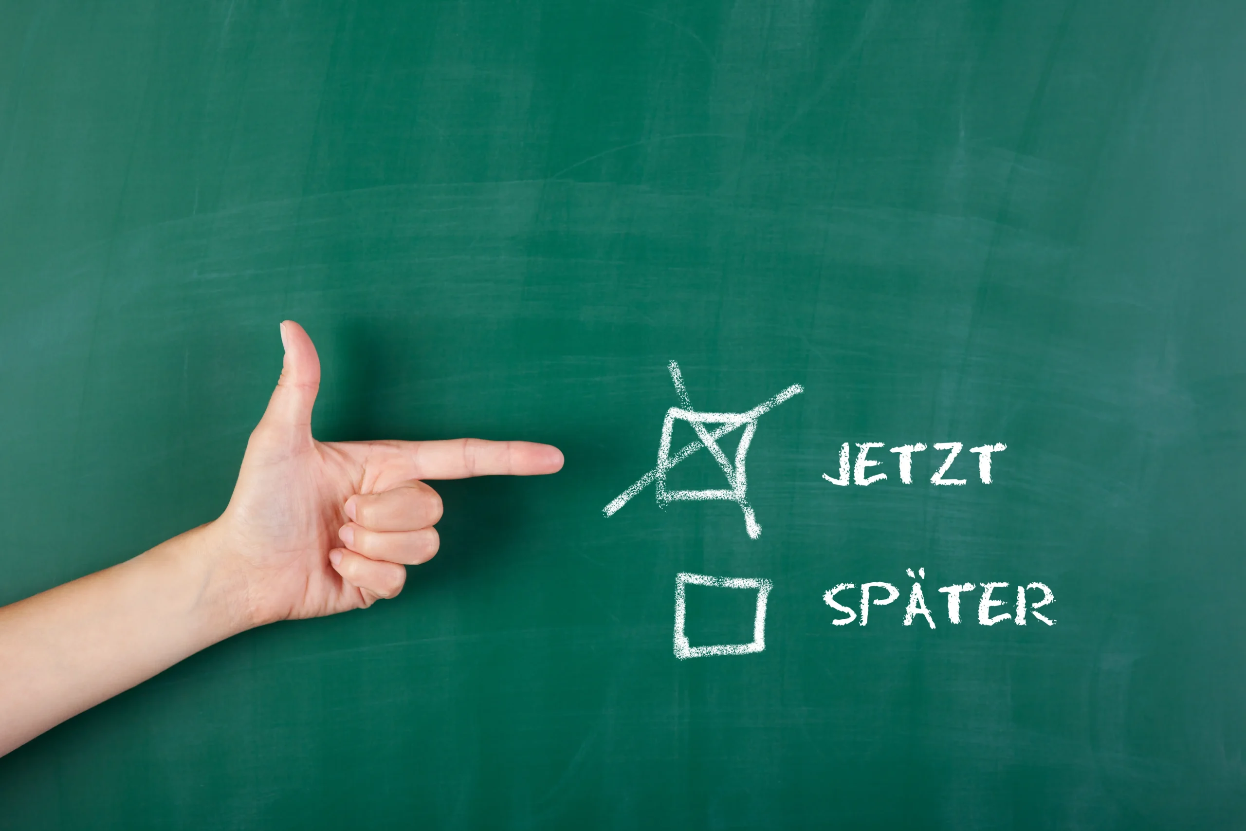 Handlung jetzt oder später - natürlich jetzt! Eine Tafel aus der Schulzeit mit zwei Kästchen zum Ankreuzen - Handlung jetzt oder später. Die Antwort lautet JETZT.