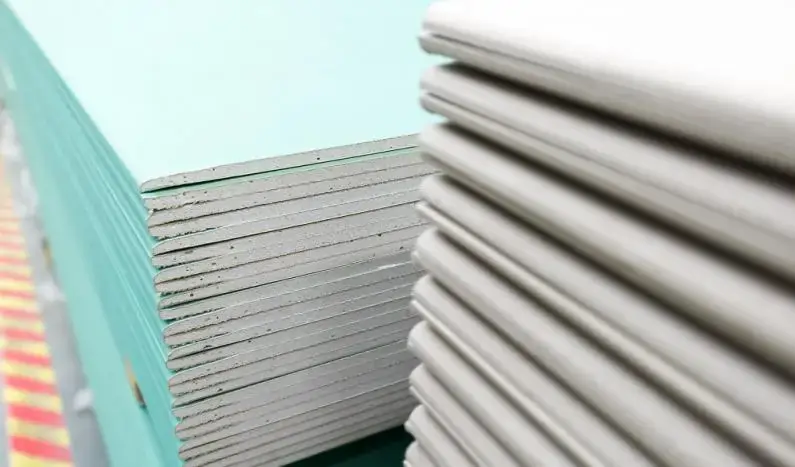 Zwei Stapel Rigipsplatten liegen auf dem Boden