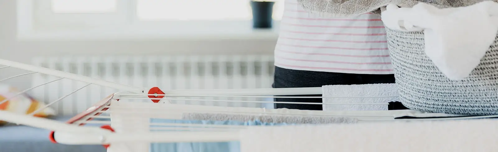 Ausschnitt eines Wäscheständers, auf dem unter anderem bereits Handtücher hängen