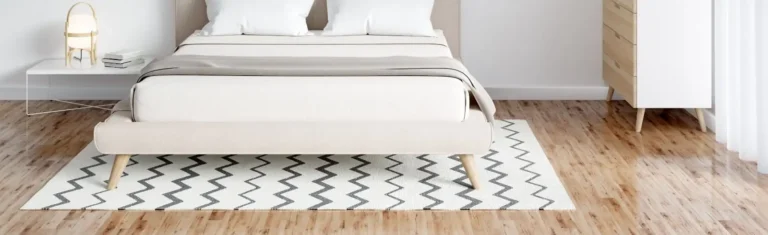 Ein Schlafzimmer mit Schrank und Bett