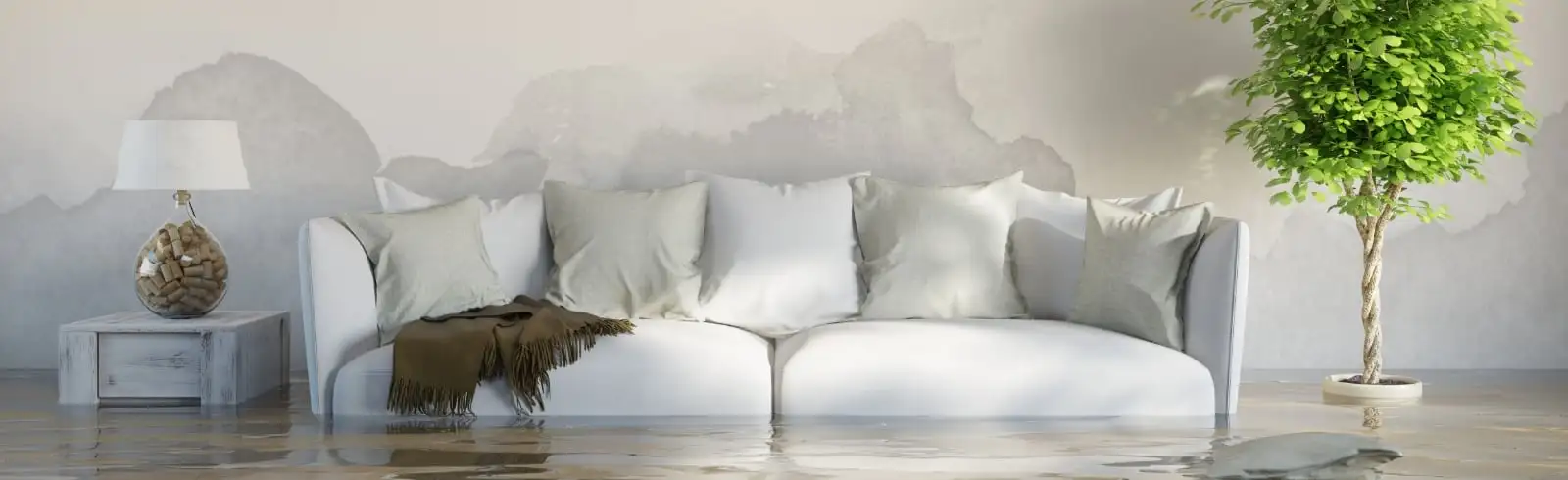 Ein Wohnzimmer steht unter Wasser - Sinnbildlich für Feuchtigkeit und Schimmel unterm Sofa
