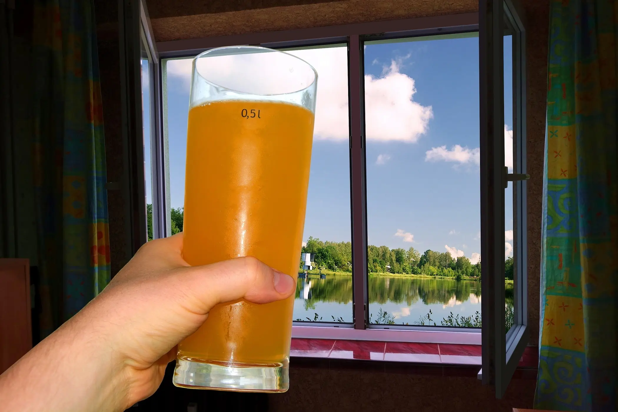 German Lüften - humorvoll dargestellt durch ein offenes Fenster und einer Hand, die ein Bier hebt.